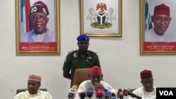 Gwamna Kabir yayin da karbi 