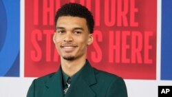 Victor Wembanyama arrive au Barclays Center avant le draft de la NBA, le 22 juin 2023 à New York. (AP Photo / John Minchillo)