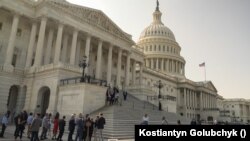 Medijske ekipe ispred zgrade američkog Kongresa (Foto: VOA)