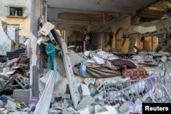 9일 가자지구 남부 라파에서 이스라엘 군의 공격으로 무너져 내린 건물을 팔레스타인 남성이 둘러보고 있다.