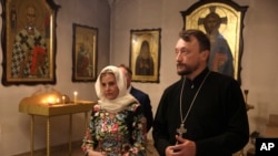 Sophie, Duchess of Edinburgh, mengunjungi Gereja Saint Andrew di Kota Bucha, Ukraina, dalam kunjungannya ke negara tersebut pada 29 April 2024. (Foto: Anatolii Stepanov/Pool via AP)