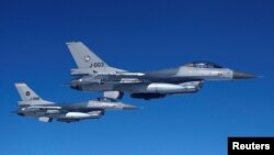 네덜란드 공군 F-16 전투기들이 지난달 4일 북대서양조약기구(NATO·나토) 북부 영공 방어에 관한 언론 설명회에서 시범 비행하고 있다. (자료사진)