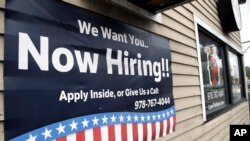 미국 노동부는 7일 지난 5월 일자리 관련 지표를 발표하면서 고용상황이 예상보다 좋았다고 밝혔다. 사진은 메사추세츠 미들턴의 한 식당 밖에 걸린 구인 광고판. (자료사진)