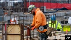 Građevinski radnik u Bostonu, 17. marta 2023. (Foto: AP/Michael Dwyer) 