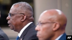 Američki ministar odbrane Lloyd Austin, lijevo, i predsjedavajući Združenog štaba zračnih snaga, general Charles Brown, učestvuju na virtuelnom sastanku ukrajinske kontakt grupe za odbranu u Pentagonu, ispred Washingtona, 22. novembra 2023.