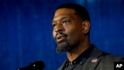 마이클 리건 미 환경보호청(EPA) 청장이 21일 오하이오주 이스트 팔레스타인에서 노퍽서던 열차 탈선 사고 관련 기자회견을 하고 있다.