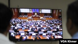 អ្នកសារព័ត៌មាន មកស្តាប់ការអនុម័តសេចក្តីព្រាងច្បាប់«វិសោធនកម្មច្បាប់បោះឆ្នោត» ក្នុងរដ្ឋសភា នៅរាជធានីភ្នំពេញ នាថ្ងៃទី២៣ ខែមិថុនា ឆ្នាំ២០២៣។(លាស់ លីបលីប/ វីអូអេ)