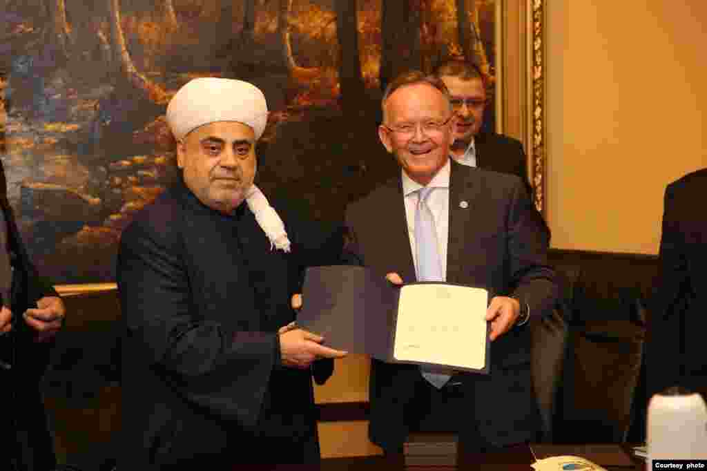 Qafqaz Müsəlmanları İdarəsinin sədri Allahşükür Paşazadə Yuta ştatı Senatının prezidenti Stüart Adamsla, 1 mart, 2023. (Foto Qafqaz Müsəlmanları İdarəsi tərəfindən təqdim edilib)