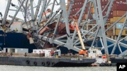 ໃນພາບຖ່າຍນີ້ ສະໜອງໂດຍ ກອງທັບບົກສະຫະລັດ ຝ່າຍໂຍທາ ຫຼື U.S. Army Corps of Engineers, ກຳລັງກຽມຕັດໂຄງເຫຼັກສ່ວນນຶ່ງຂອງຂົວ ເພື່ອຍົກຍ້າຍອອກ ຫົວກຳປັ່ນບັນທຸກ Dali, ໃນລະຫວ່າງ ການເຂົ້າໄປຊ່ວຍຮັບມື ກັບເຫດຂົວ Key ພັງລົງ,ໃນນະຄອນບໍລຕີມໍ ລັດແມຣີແລນ, ວັນທີ 7 ພຶດສະພາ 2024.