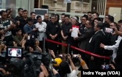 Ketua Tim Kuasa Hukum Paslon Nomor 02, Todung Mulya Lubis (tengah) memberikan keterangan kepada wartawan usai pendaftaran perkara Pemilu Presiden 2024 pada Sabtu (23/3) di Gedung MK, Jakarta. (VOA/IndraYoga)
