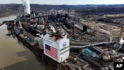 FILE - Pabrik Clairton Steel Mon Valley Works Amerika Serikat di Clairton, Pa., 26 Februari 2024. Presiden Biden dan Donald Trump, secara mengejutkan menerapkan pendekatan yang serupa dalam hal kebijakan perdagangan. (AP/Gene J. Puskar)