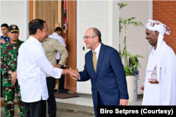 Presiden Jokowi berjabat tangan dengan duta besar Mesir. (Foto:Courtesy/Biro Setpres)