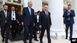 Верувам дека ќе постигнеме решение што ќе ги исполни очекувањата за кратко време, им рече Ердоган на новинарите заедно со Путин, по разговорите на лидерите во Сочи