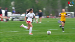 កីឡាករនីបាល់ទាត់អាមេរិកដើមកំណើតថៃចង់លេចមុខជាកីឡាករនីអាជីព