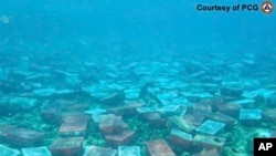 ภาพที่หน่วยยามฝั่งฟิลิปปินส์เผยแพร่ออกมาเมื่อ 27 ก.พ. 2562 แสดงให้เห็นลังพลาสติกของชาวประมงจีนกองไว้ที่ก้นทะเลรอบ ๆ แนวสันดอนสการ์โบโรห์โชล ซึ่งเป็นจุดพิพาทกับจีน ในทะเลจีนใต้ (AP)