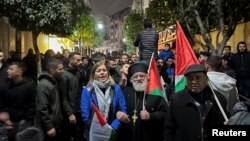 ชาวปาเลสไตน์ออกเดินประท้วงการสังหาร ซาเลห์ อัล-อารูรี จนท.อาวุโสของกลุ่มฮามาส ในเมืองรามัลลาห์ ของเขตเวสต์แบงก์ เมื่อ 2 ม.ค. 2567