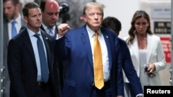 7일 도널드 트럼프 전 미국 대통령이 뉴욕 맨해튼 형사법원에서 재판을 마친 후 나와 기자들에게 포즈를 취하고 있다.
