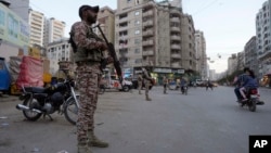 করাচিতে আধাসামরিক বাহিনীর সেনারা রাস্তার পাশে পাহারা দিচ্ছে। ৯ এপ্রিল, ২০২৪। ফাইল ছবি।
