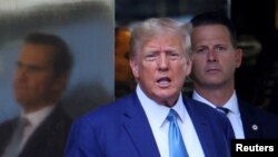 도널드 트럼프 전 미국 대통령이 13일 레티샤 제임스 뉴욕 법무장관이 제기한 민사소송 관련 증언을 위해 트럼프타워를 나서고 있다. 