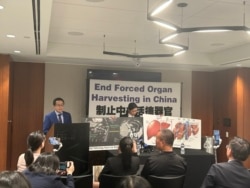 2024年7月3日, 李祥春在新闻发布会现场分析法轮功学员程佩明的肝脏结构。(美国之音薛小山拍摄)