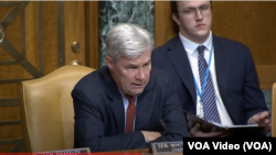 美国参议院国际麻醉品管制核心小组的主席、预算委员会主席谢尔登·怀特豪斯参议员(Sheldon Whitehouse )在有关中国的洗钱组织的听证会上。（2024年4月30日）