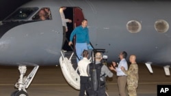 베네수엘라에 억류됐다 풀려난 에이빈 에르난데스 씨 등 미국인 6명이 20일 텍사스주 샌안토니오에 도착하고 있다.