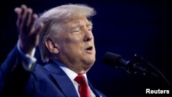 美国前总统特朗普星期四（2023年8月3日）到联邦法院报道，开始对其指控司法程序的第一步。