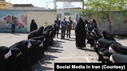 تصویر بازدید شهردار زنجان از یک مدرسه قرآنی که مسئولان آن، دختران را با پوشش حجاب اجباری مجبور کرده‌اند تا در مقابل او تعظیم کنند.