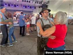 نارتھمپٹن کاؤنٹی میں پولکا میوزک فیسٹول کی ایک تقریب میں لوگ رقص کر رہے ہیں۔