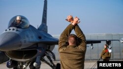 بایدن برنامه آموزشی خلبانان اوکراینی را برای جنگنده ـ شکاری اف-۱۶ تایید کرد