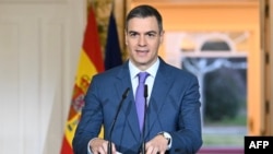 Perdana Menteri Spanyol Pedro Sanchez menyampaikan pidato yang mengumumkan penunjukan menteri Ekonomi Spanyol yang baru, di Istana La Moncloa di Madrid, 29 Desember 2023. (Borja Puig de la BELLACASA / LA MONCLOA / AFP) 