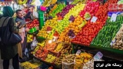 یک فعال صنفی می‌گوید امسال مردم کمتر میوه می‌خرند.