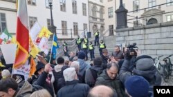  استقبال مخالفان جمهوری اسلامی از تائید حکم حبس ابد حمید نوری در شهر استکهلم-پایتخت سوئد 