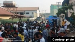 កម្មកររោងចក្រ R.G Footwear (Cambodia),.Ltd ជួបជុំតវ៉ាដើម្បីស្វែងរកដំណោះស្រាយលើប្រាក់ឈ្នួលនិងអត្តប្រយោជន៍ផ្សេងៗ សម្រាប់កម្មករ ថ្ងៃទី២៥ ខែមីនា ឆ្នាំ២០២៤។ (Facebook / Central)