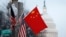 Bendera China dan AS berkibar di sepanjang Pennsylvania Avenue dekat Gedung DPR AS selama kunjungan Presiden China Hu Jintao pada 18 Januari 2011. (Foto: Reuters)