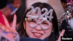 Devojka na dočeku nove godine na Tajms Skveru, 31. decembra 2023. (Foto: REUTERS/Andrew Kelly)