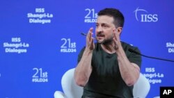 2일 싱가포르를 방문한 볼로디미르 젤렌스키 우크라이나 대통령이 샹그릴라 호텔에서 열린 제21차 샹그릴라 대화 정상회담 후 기자회견에서 발언하고 있다.