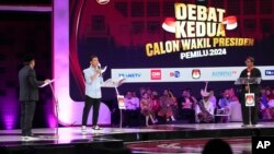 Calon wakil presiden Gibran Rakabuming Raka (tengah), bersama cawapres lainnya Muhaimin Iskandar (kiri) dan Mahfud MD dalam debat yang disiarkan televisi di Jakarta, Jumat, 22 Desember , 2023. (AP/Tatan Syuflana)