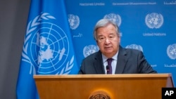 Sekretaris Jenderal PBB Antonio Guterres membahas situasi terkait perang Israel-Hamas dalam konferensi pers di markas PBB di New York, pada 9 Oktober 2023. (Foto: AP/Craig Ruttle)