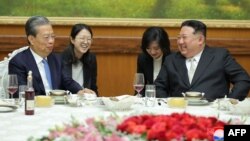 13일 북한 평양 노동당 중앙위원회 본부청사에서 김정은 북한 국무위원장이 자오러지 중국 전국인민대표대회 상무위원장을 접견하고 있다.