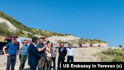 ԱՄՆ-ի Սենատի արտաքին հարաբերությունների հանձնաժողովի աշխատակազմի ներկայացուցիչներ Սառա Արքինի և Դեմյան Մերֆիի գլխավորած պատվիրակությունը` Սյունիքում
