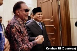 Prabowo Subianto pada Kamis (4/4) disambut Perdana Menteri Malaysia Anwar Ibrahim. (Foto: Kemhan RI)