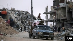 Warga Palestina yang melarikan diri dari kota Rafah di Jalur Gaza selatan, tiba dengan membawa barang-barang mereka di Khan Younis, 15 Mei 2024.