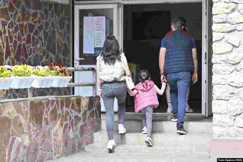 Македонските граѓани излегоа на гласање, на располагање имаат две гласачки кутии: За претседател и за пратеници во Македонското собрание.