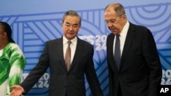 10일 러시아 니즈니노브고로드에서 열린 브릭스(BRICS) 외무장관 회의에 앞선 기념촬영에서 세르게이 라브로프 러시아 외무장관과 왕이 중국 외교부장이 나란히 서있다.