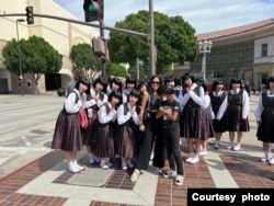 Dewi Rusmiati (tengah) bersama finalis America's Got Talent, kelompok Avantgardey asal Jepang (dok: Dewi Rusmiati)