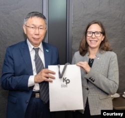 民众党总统候选人柯文哲致赠AIT主席罗森伯格（Laura Rosenberger）选战募款小物。（柯文哲竞选办公室提供）