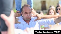 Одржувањето на кулите, додека поворката се движи во стрмни нагорнини не е едноставно