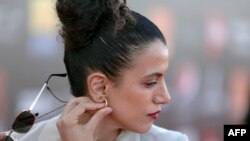 ILUSTRASI - Aktris dan aktivis Irak, Zahraa Ghandour, memperbaiki anting-antingnya setibanya di karpet merah Festival Film El Gouna edisi ke-5 di resor Laut Merah El Gouna, Mesir, 21 Oktober 2021. (PATRICK BAZ / Festival Film El Gouna)