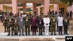 Si la Cédéao explore la voie diplomatique pour atteindre ses objectifs, elle agite toujours la menace de l'usage de la force.